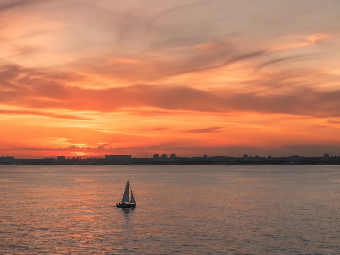 Silueta de un velero durante la puesta de sol en la Bahía de Cádiz