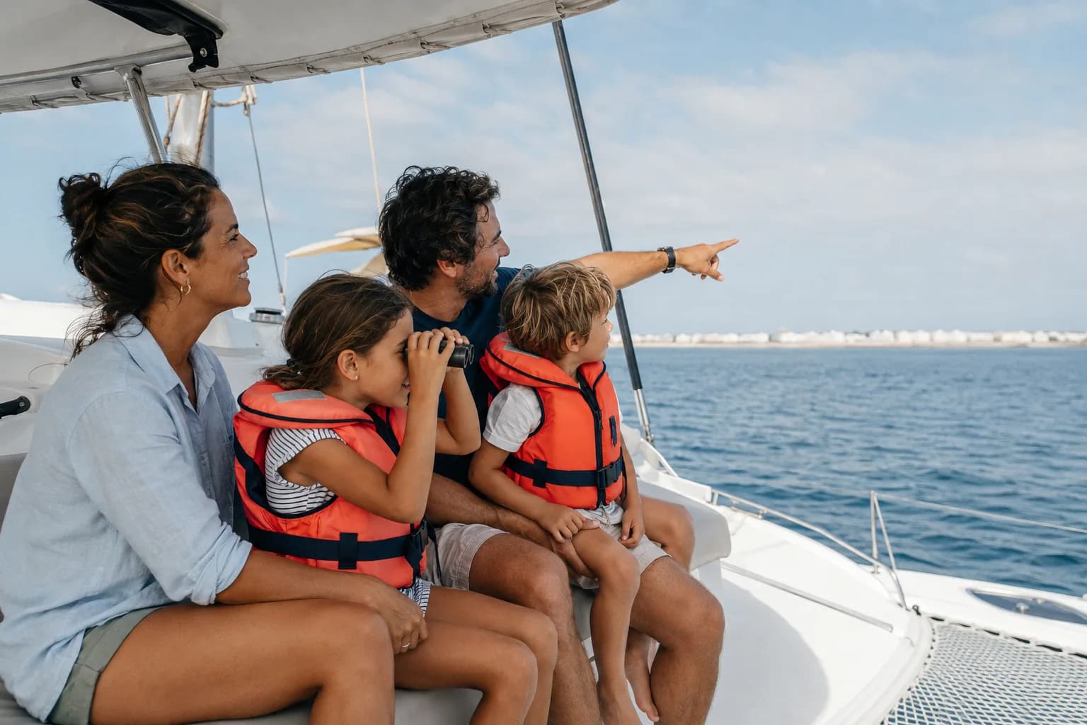 Familia con dos niños y chalecos durante un paseo en barco por Cádiz