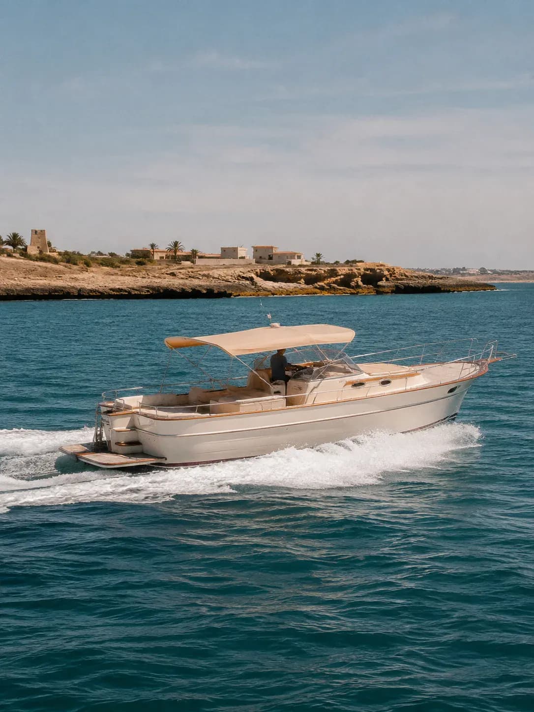 Lancha a motor dejando una estela frente a la costa atlántica de Cádiz