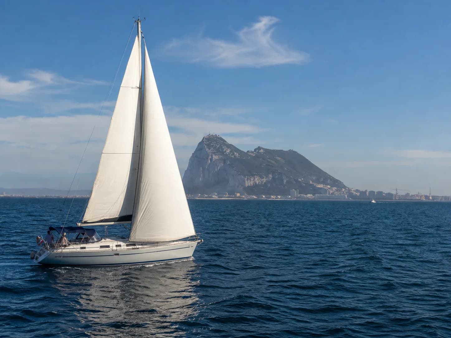 Velero navegando por la Bahía de Algeciras con el Peñón al fondo