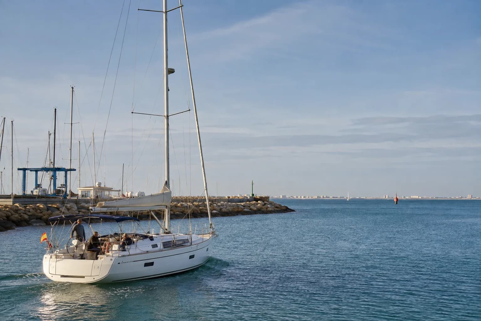Velero saliendo de Puerto Sherry hacia la Bahía de Cádiz