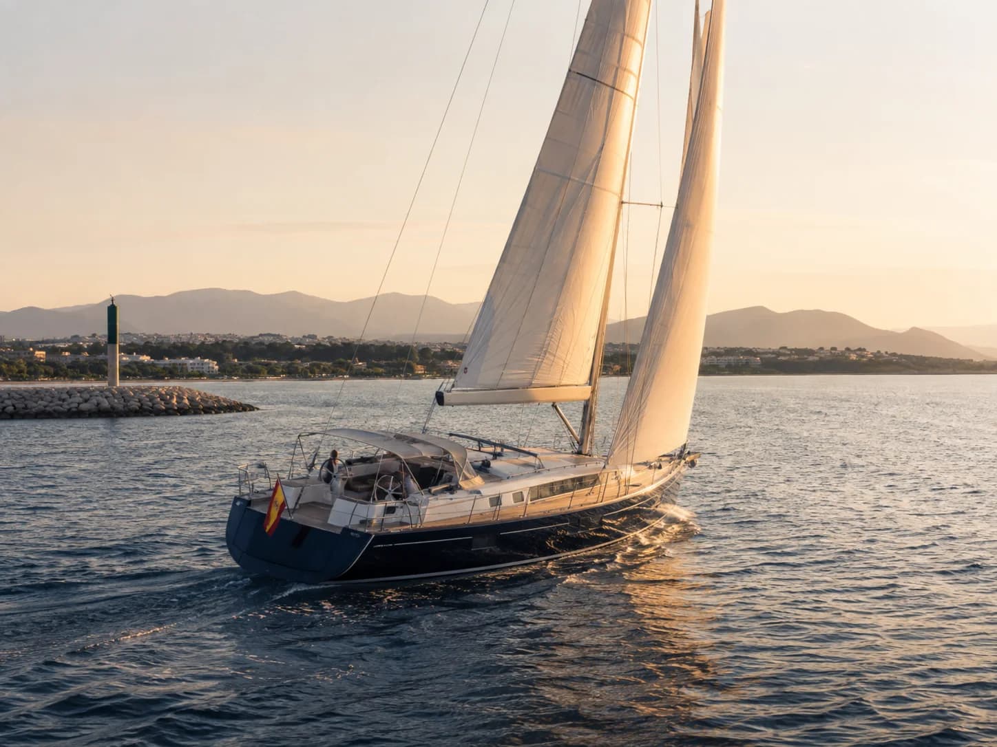 Velero saliendo desde Sotogrande hacia la costa mediterránea de Cádiz
