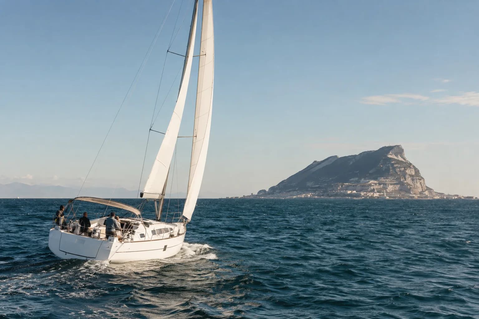Velero navegando por las aguas del Estrecho