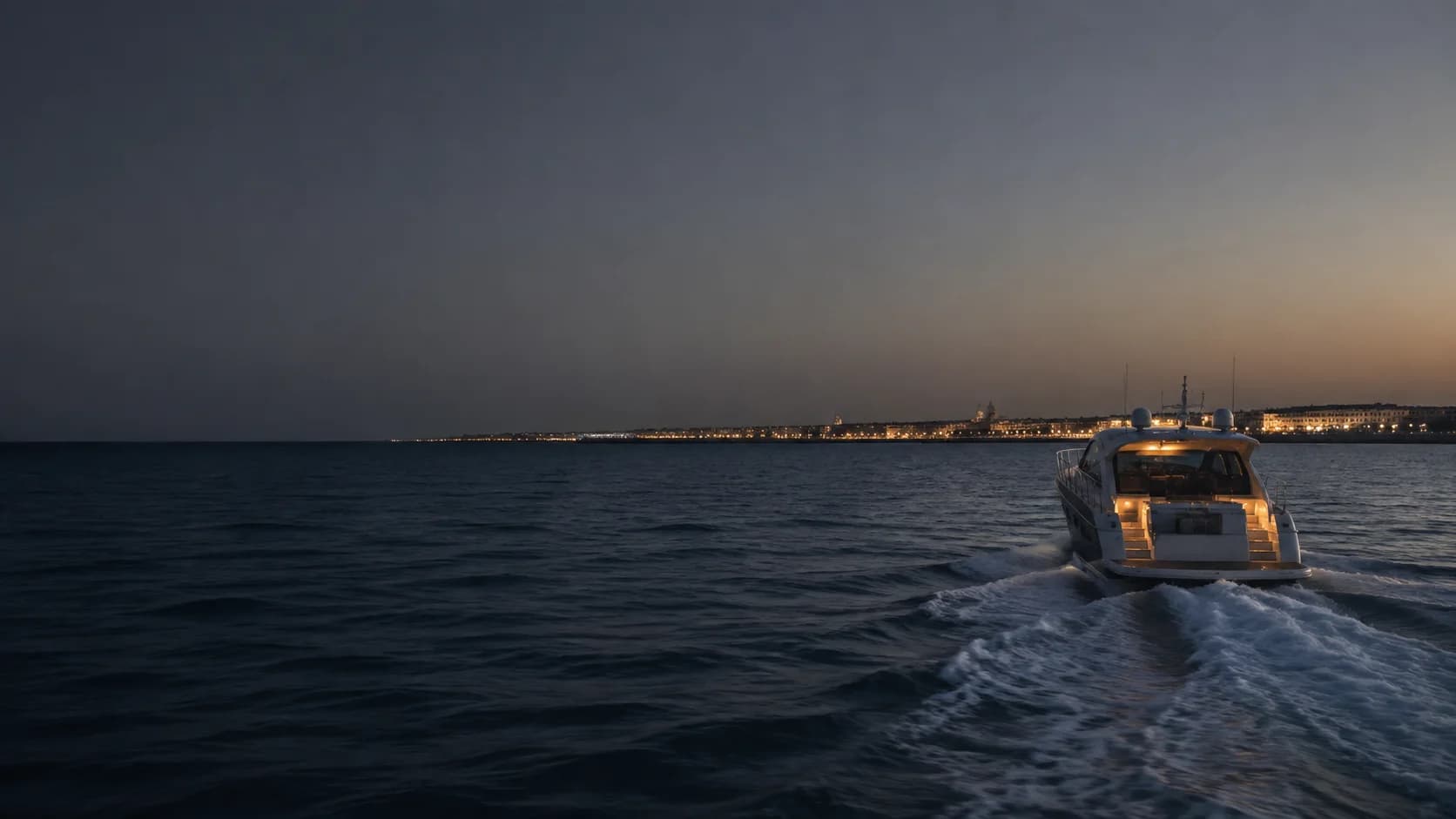 Yate regresando hacia Cádiz al anochecer