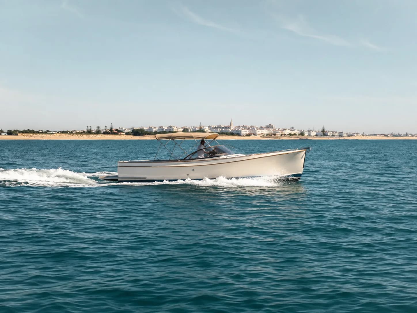 Lancha elegante navegando frente a la costa de Rota