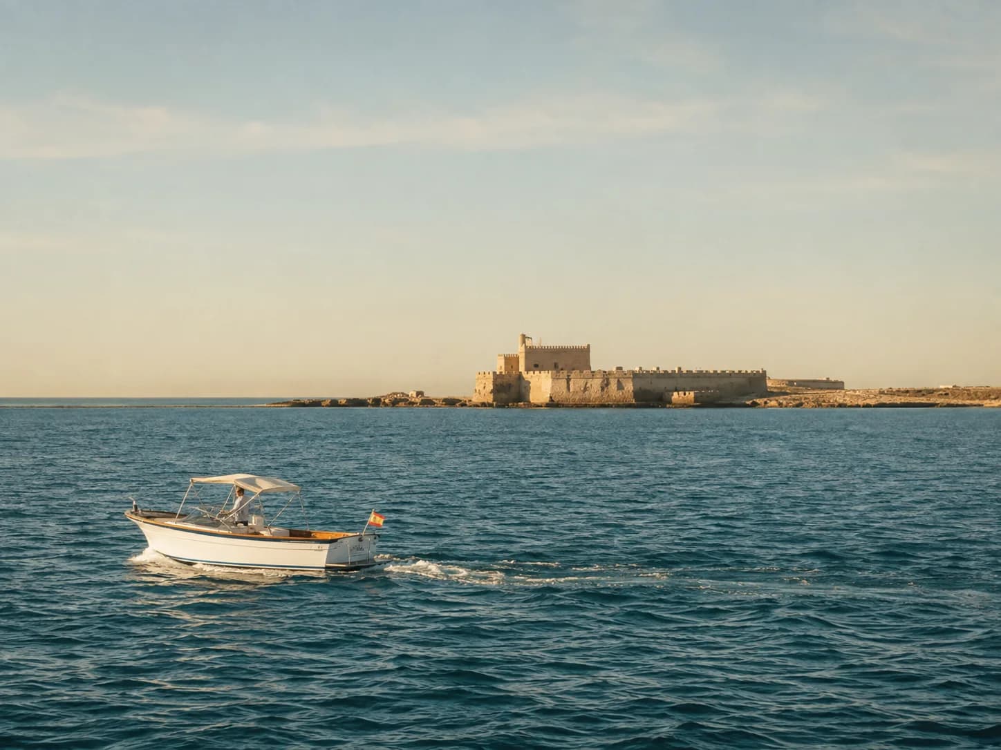 Barco navegando frente al Castillo de Sancti Petri